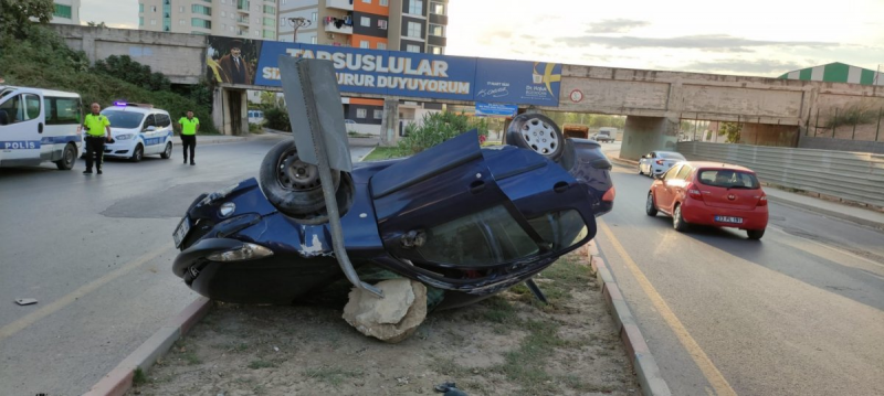 Tabela, takla atan aracın içine girdi